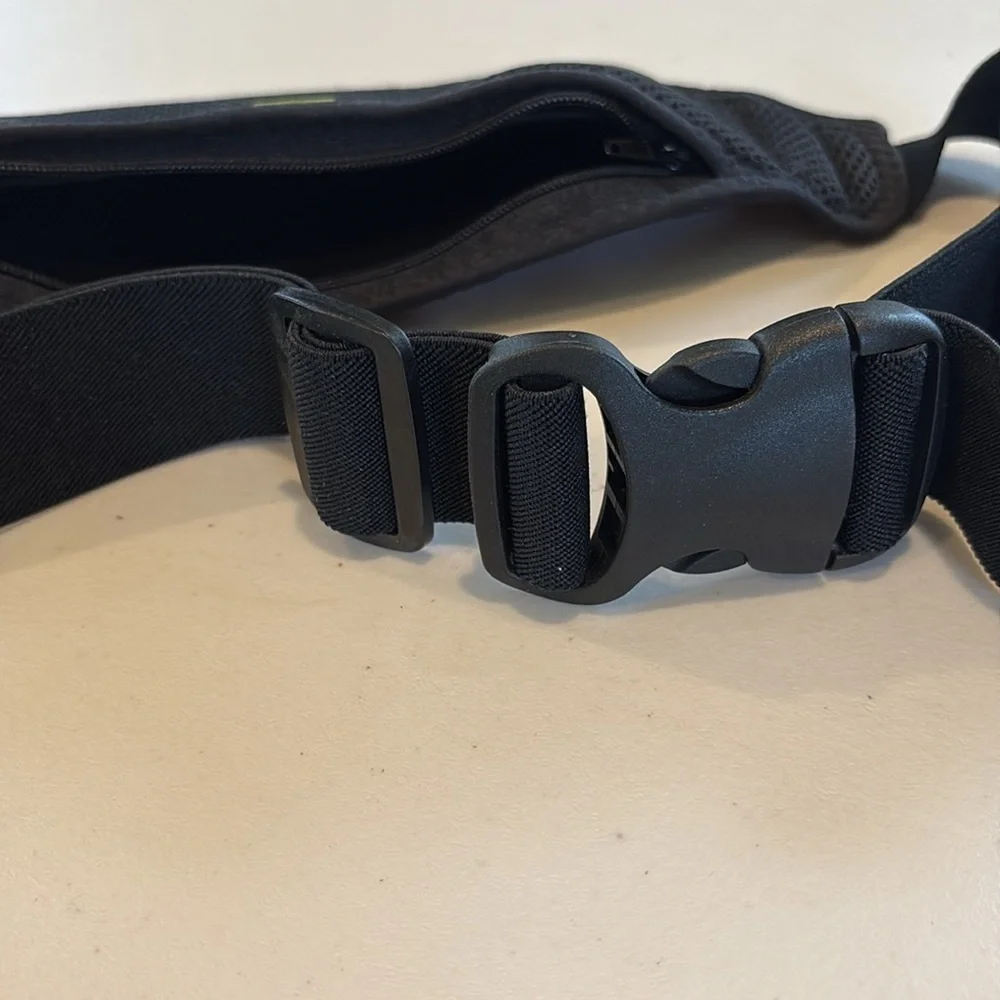 Amphipod Black Running Belt. Unisex - Picture 8 of 12
